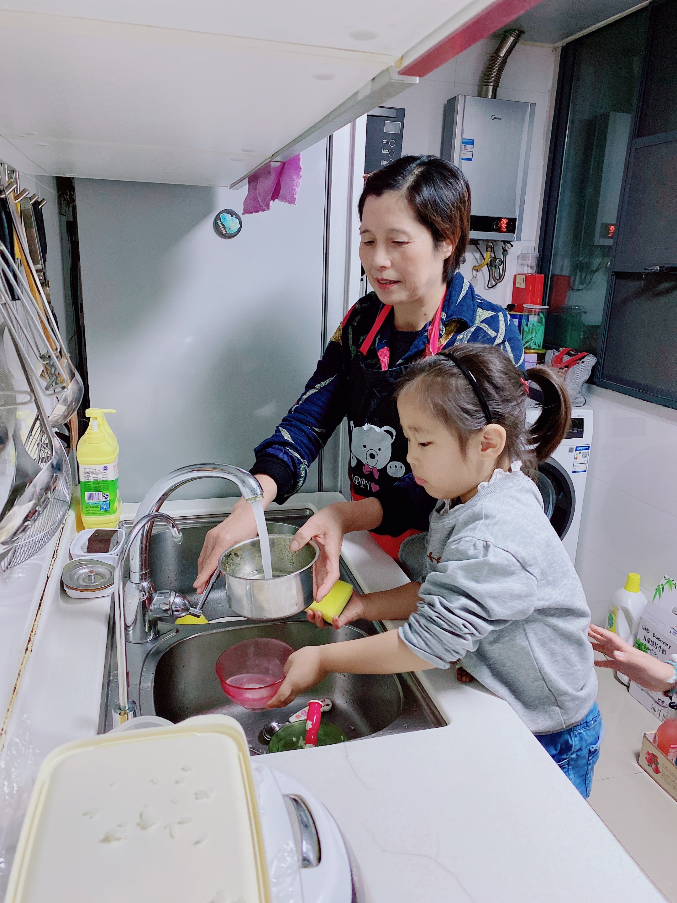 亚洲华人小女孩帮妈妈洗碗照片摄影图片_ID:160916428-Veer图库