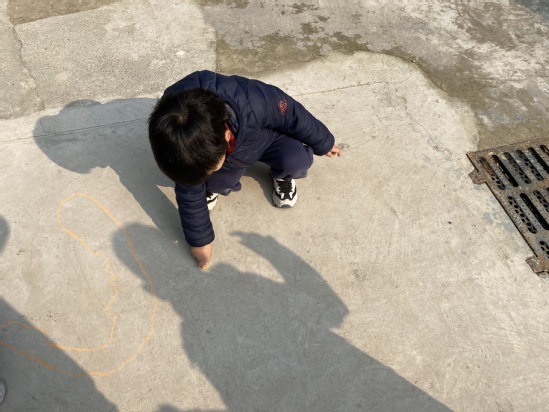 太有趣啦 孩子们或蹲着或趴着