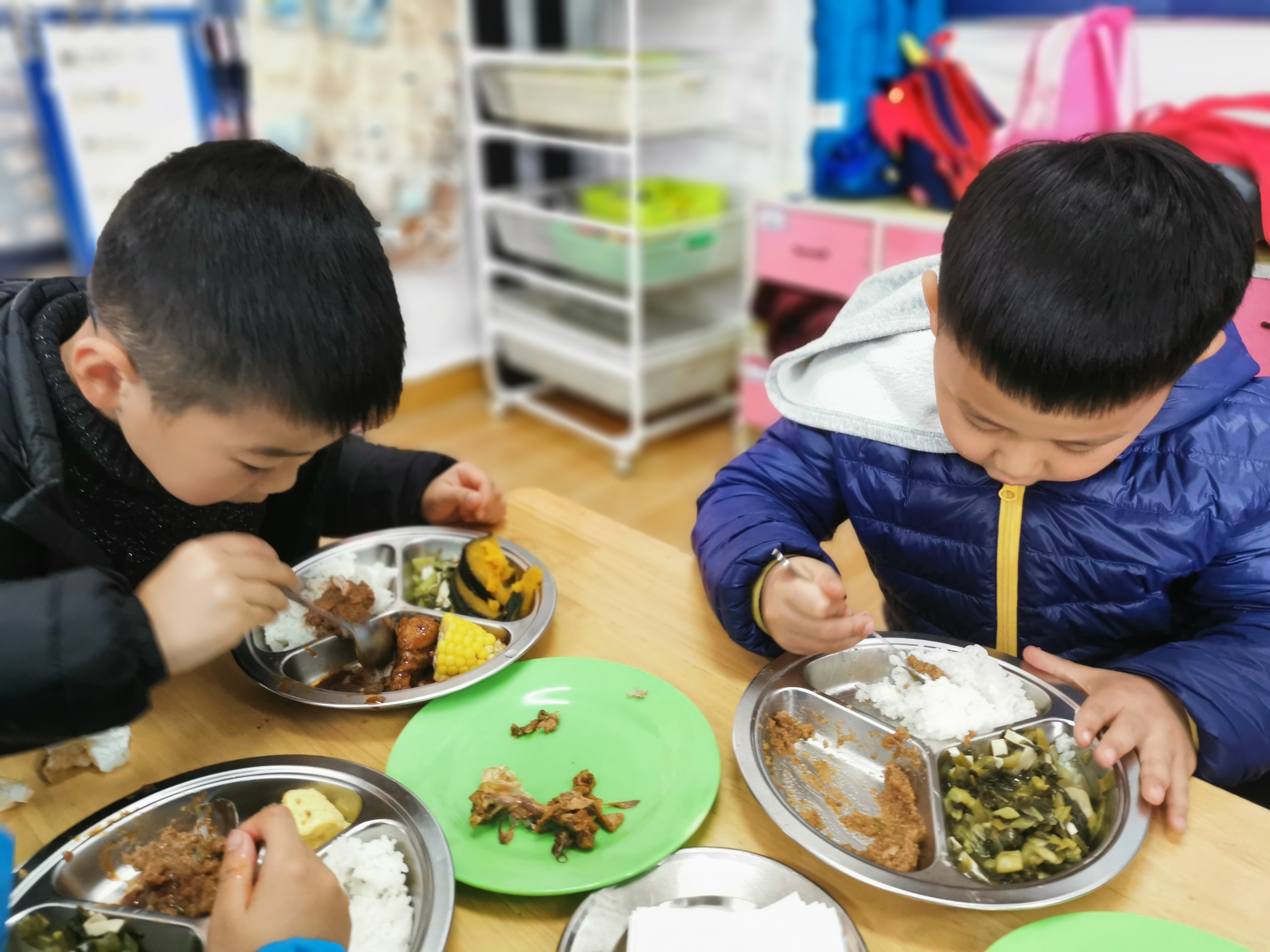 我们是小男生要吃光光哦,不能浪费哦.