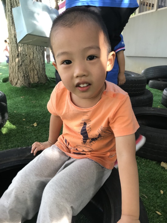 大力士轮胎太好玩了我还可以坐在轮胎里面这是我的小椅子哦我喜欢在