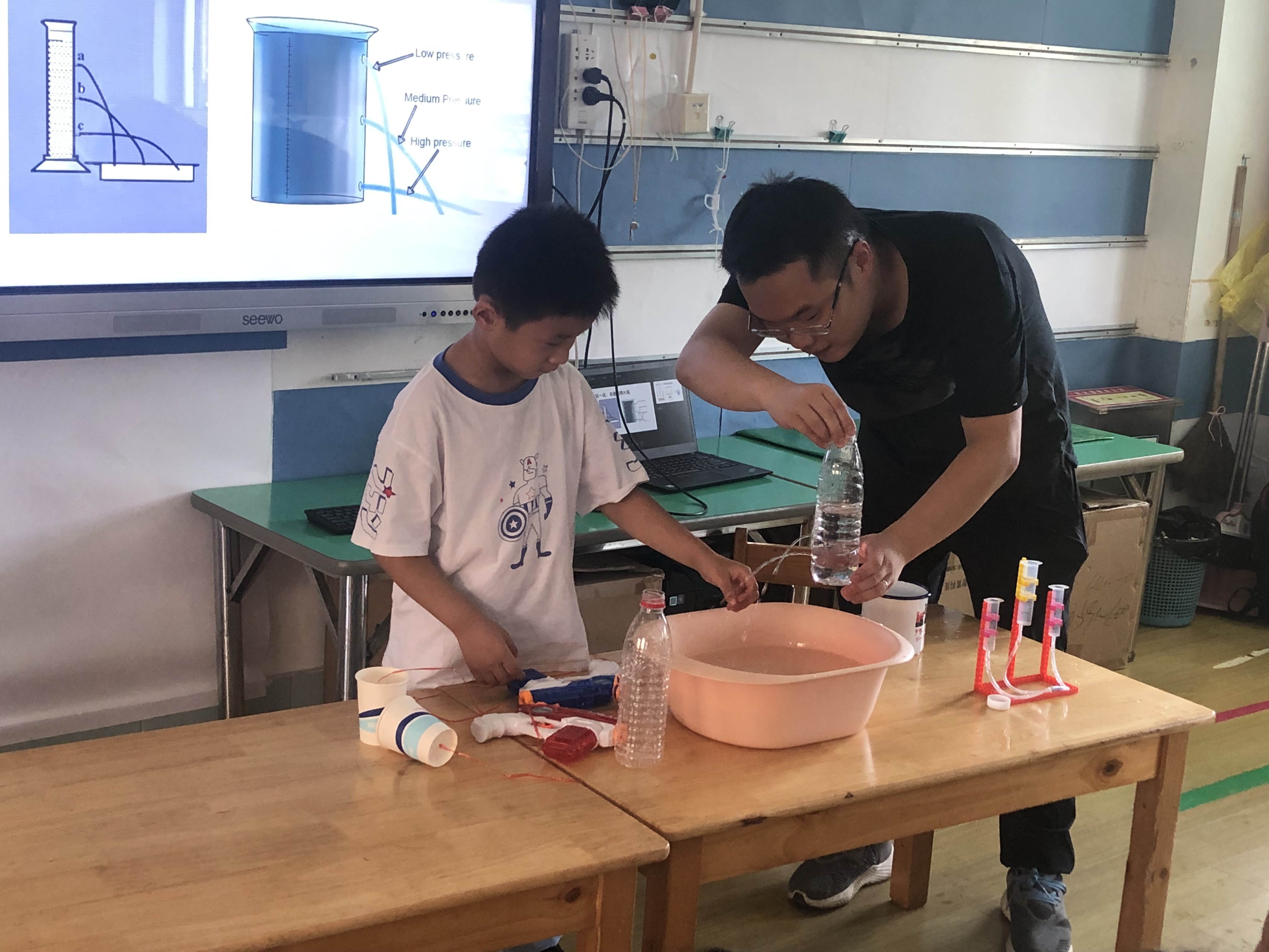 2021年9月 家长进班科学实验《水的压强》