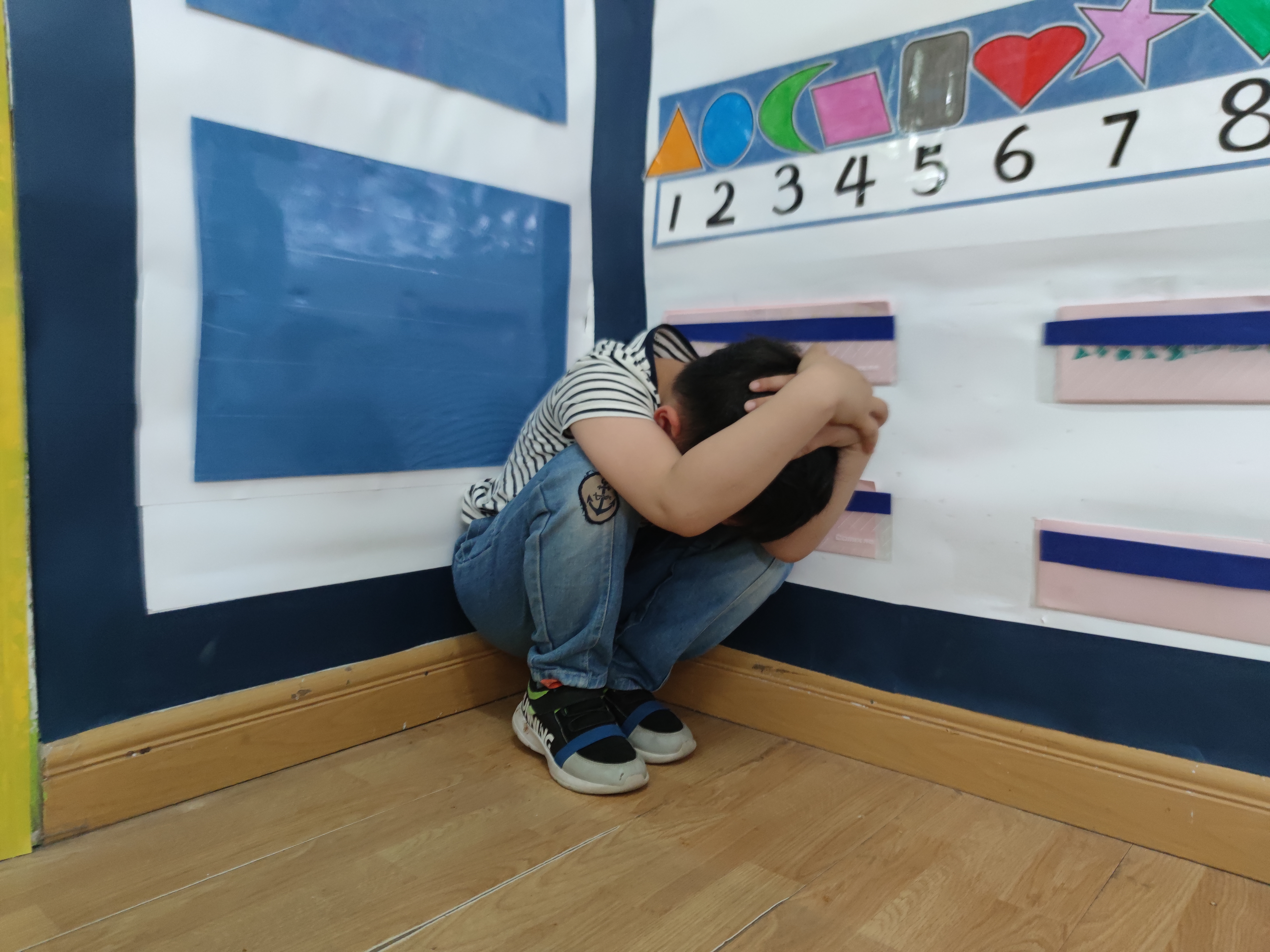 如果周围没有桌子,我们要双手抱头,躲在墙角.